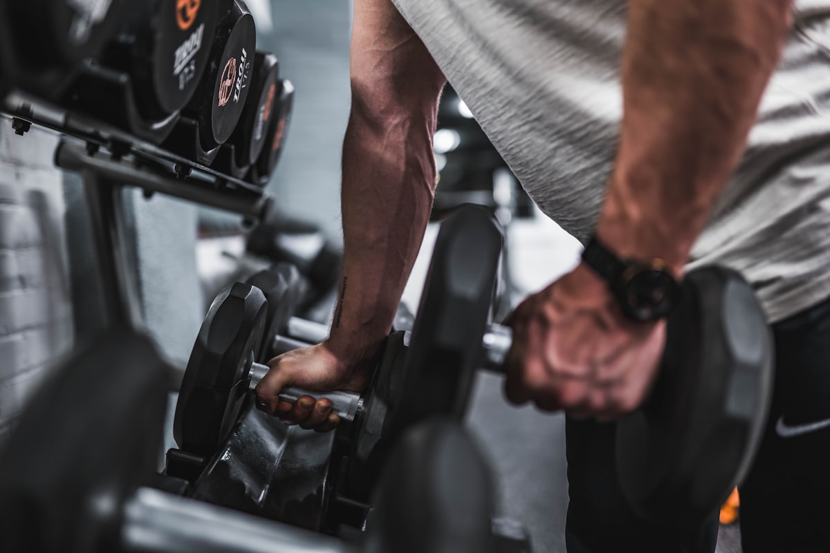Compound lifts and free-weight work train multiple muscle groups efficiently