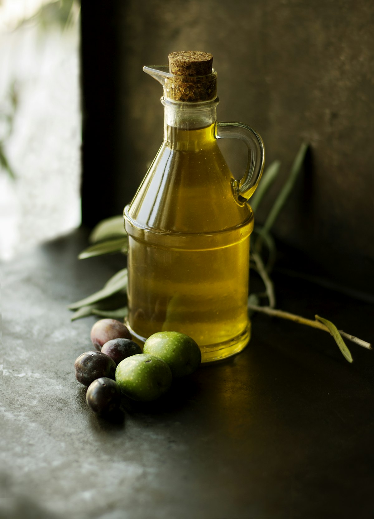 Cold-pressed extra virgin olive oil — the polyphenol vehicle in PREDIMED